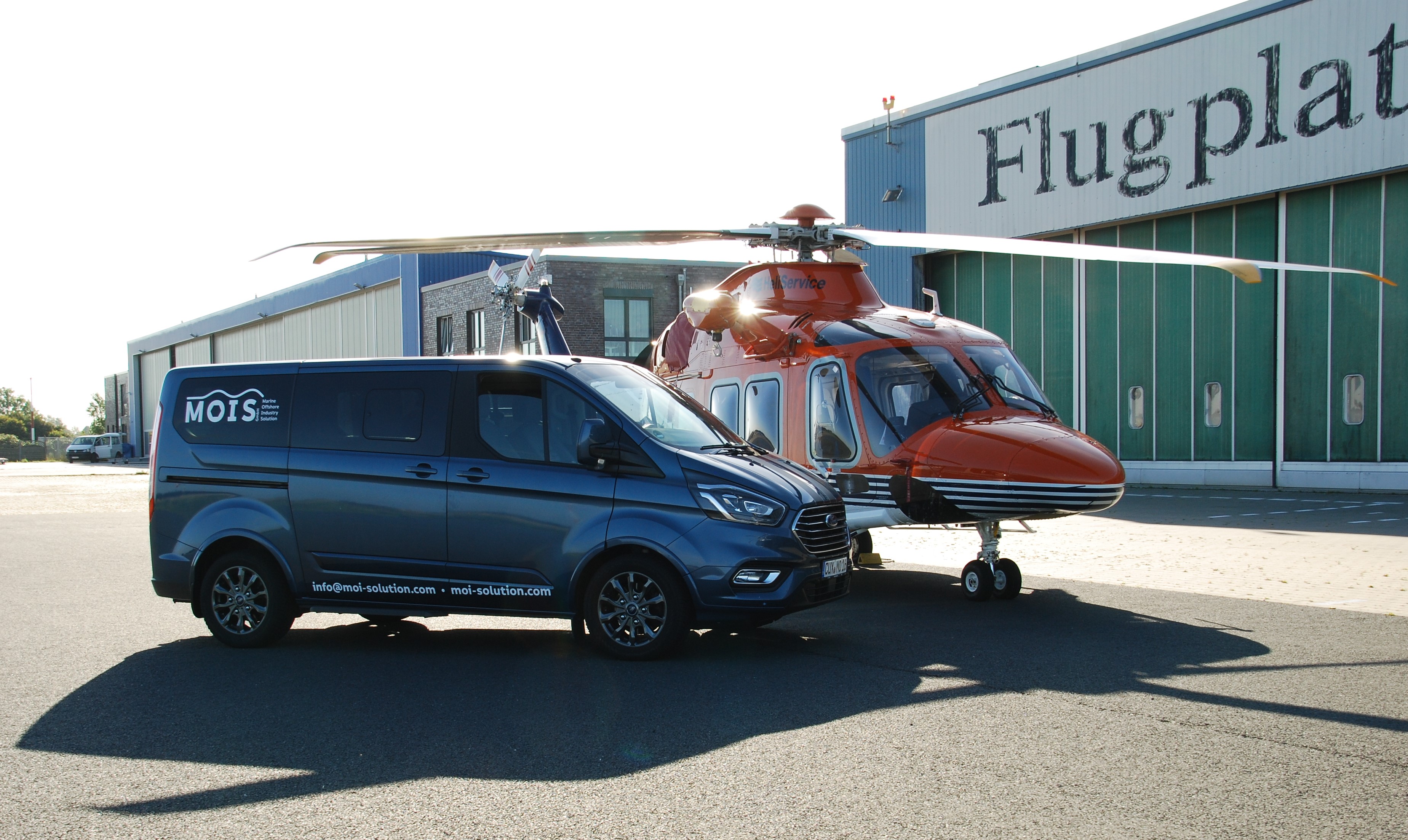 MOIS Bus auf Flugplatz